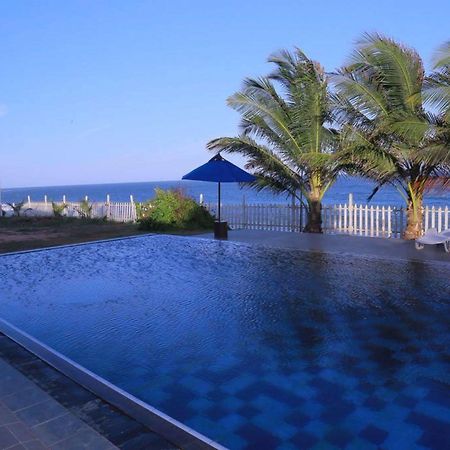 Peacock Beach Hotel Hambantota Bagian luar foto