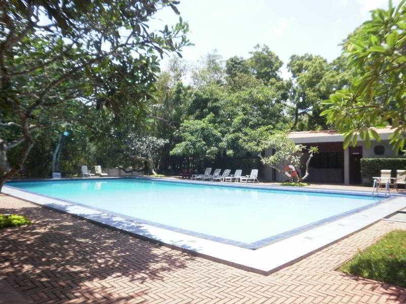 Peacock Beach Hotel Hambantota Bagian luar foto