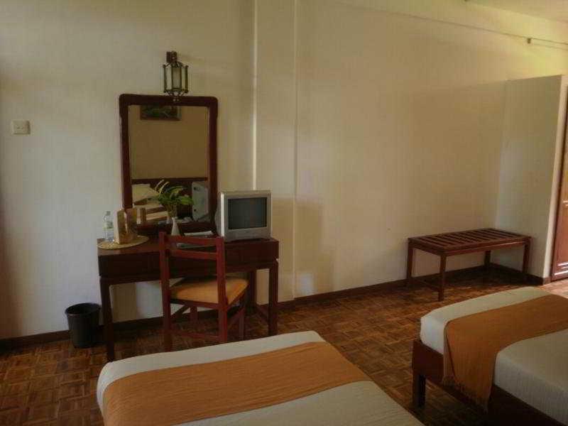 Peacock Beach Hotel Hambantota Bagian luar foto