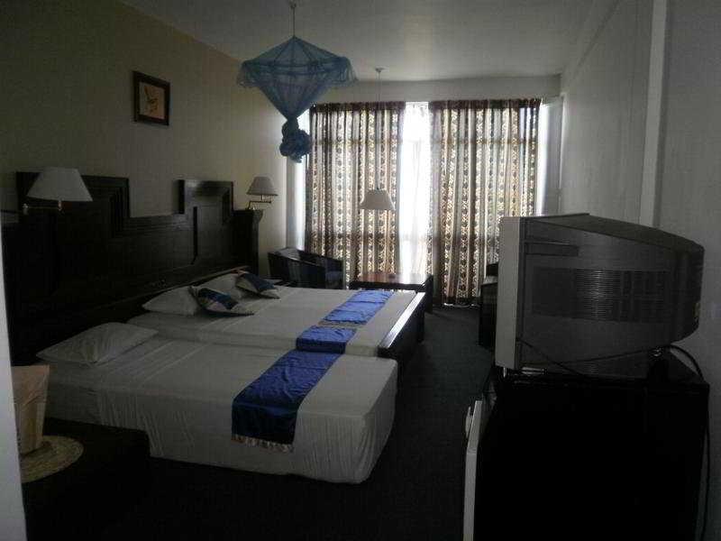 Peacock Beach Hotel Hambantota Bagian luar foto