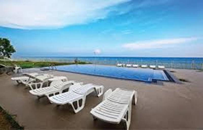 Peacock Beach Hotel Hambantota Bagian luar foto