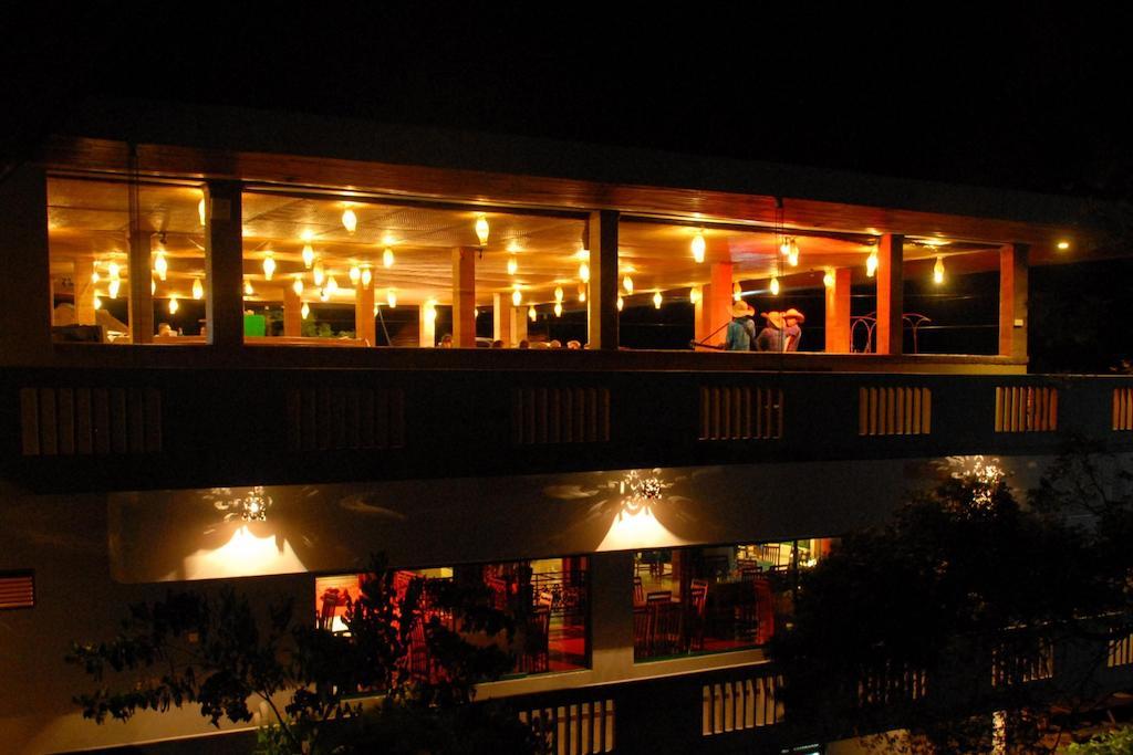 Peacock Beach Hotel Hambantota Bagian luar foto