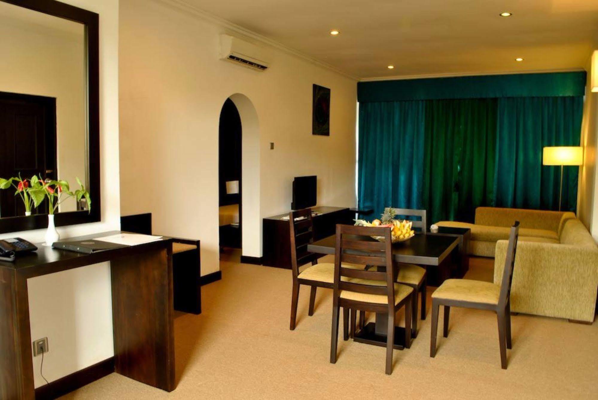 Peacock Beach Hotel Hambantota Bagian luar foto