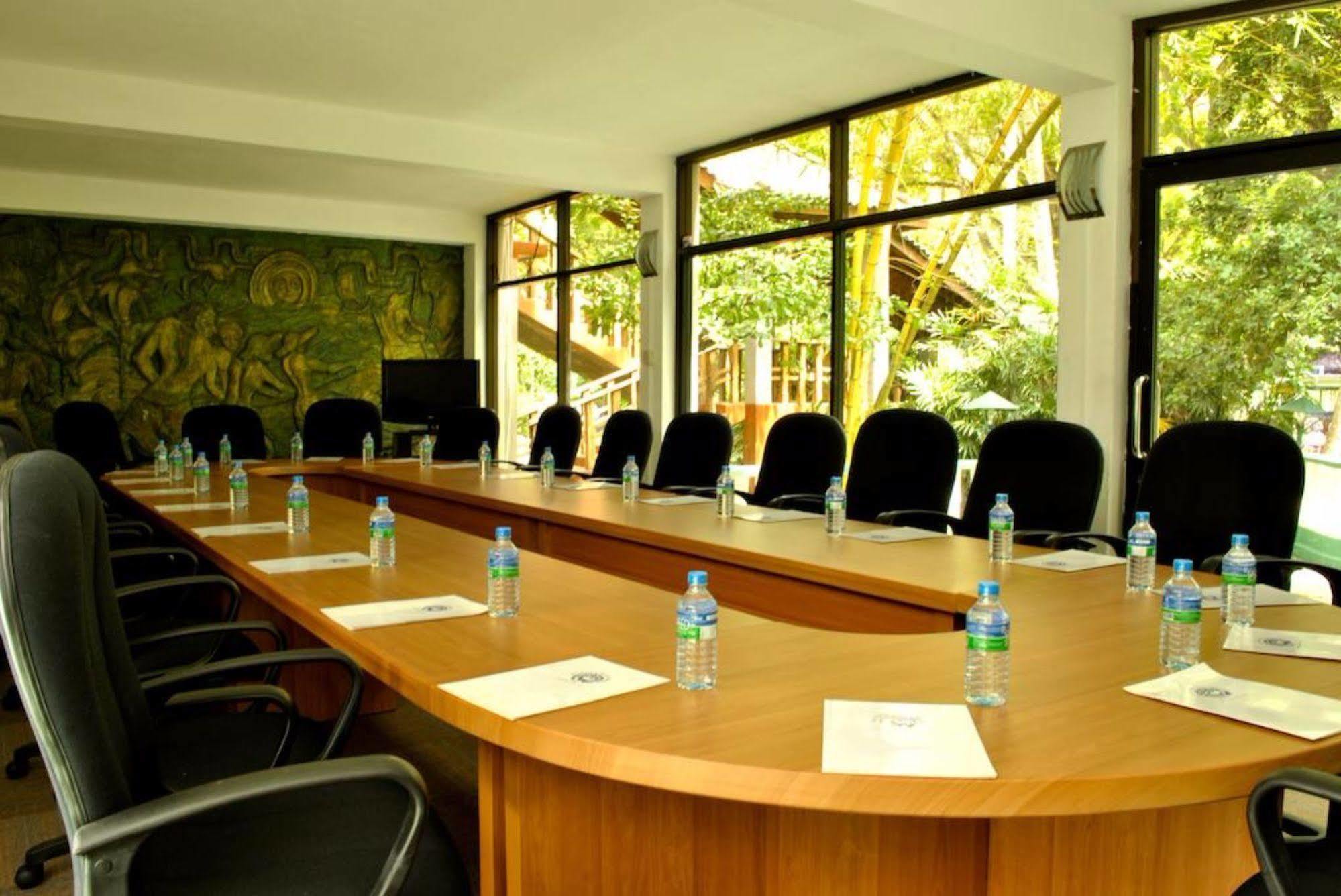 Peacock Beach Hotel Hambantota Bagian luar foto