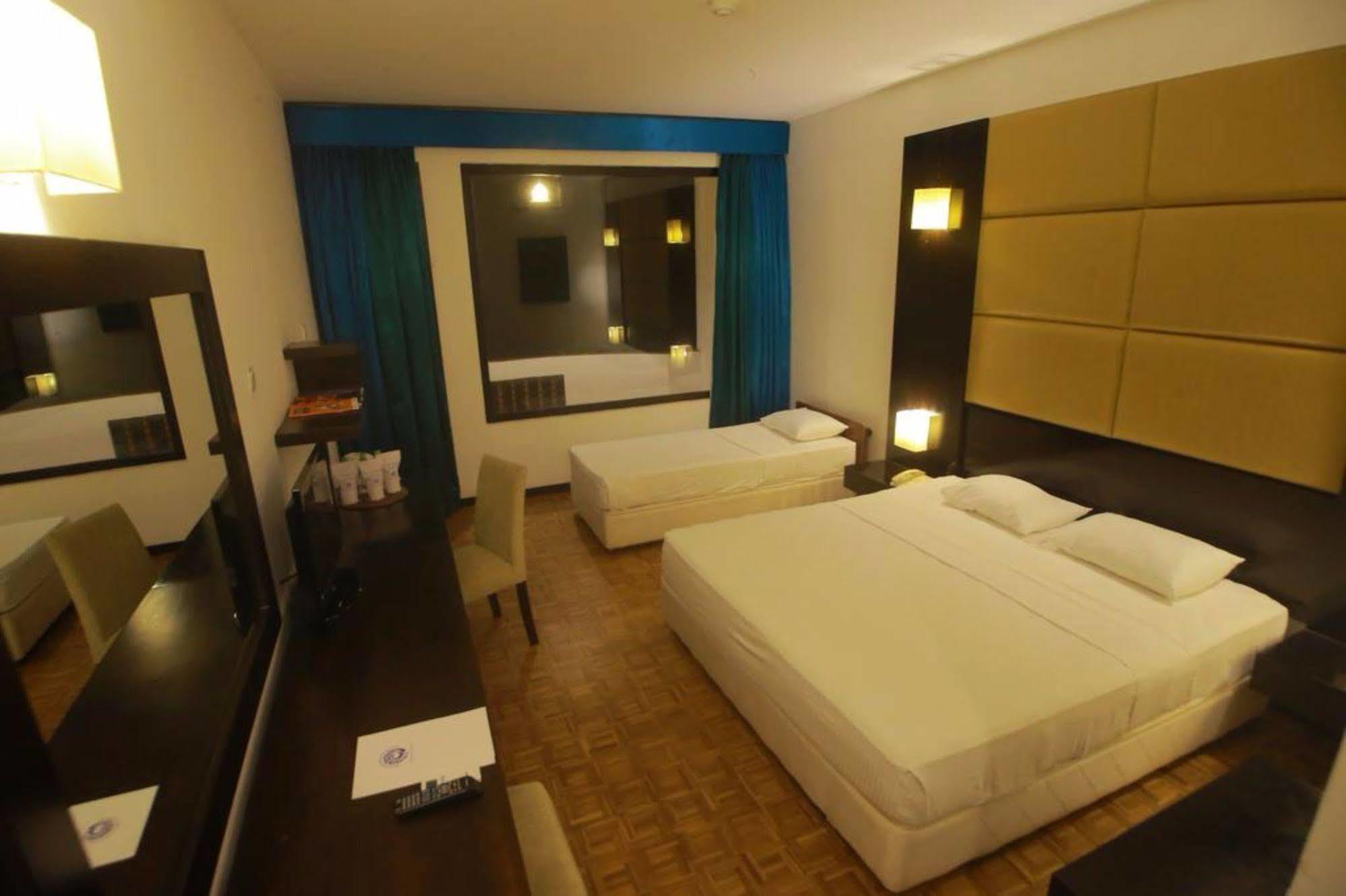 Peacock Beach Hotel Hambantota Bagian luar foto