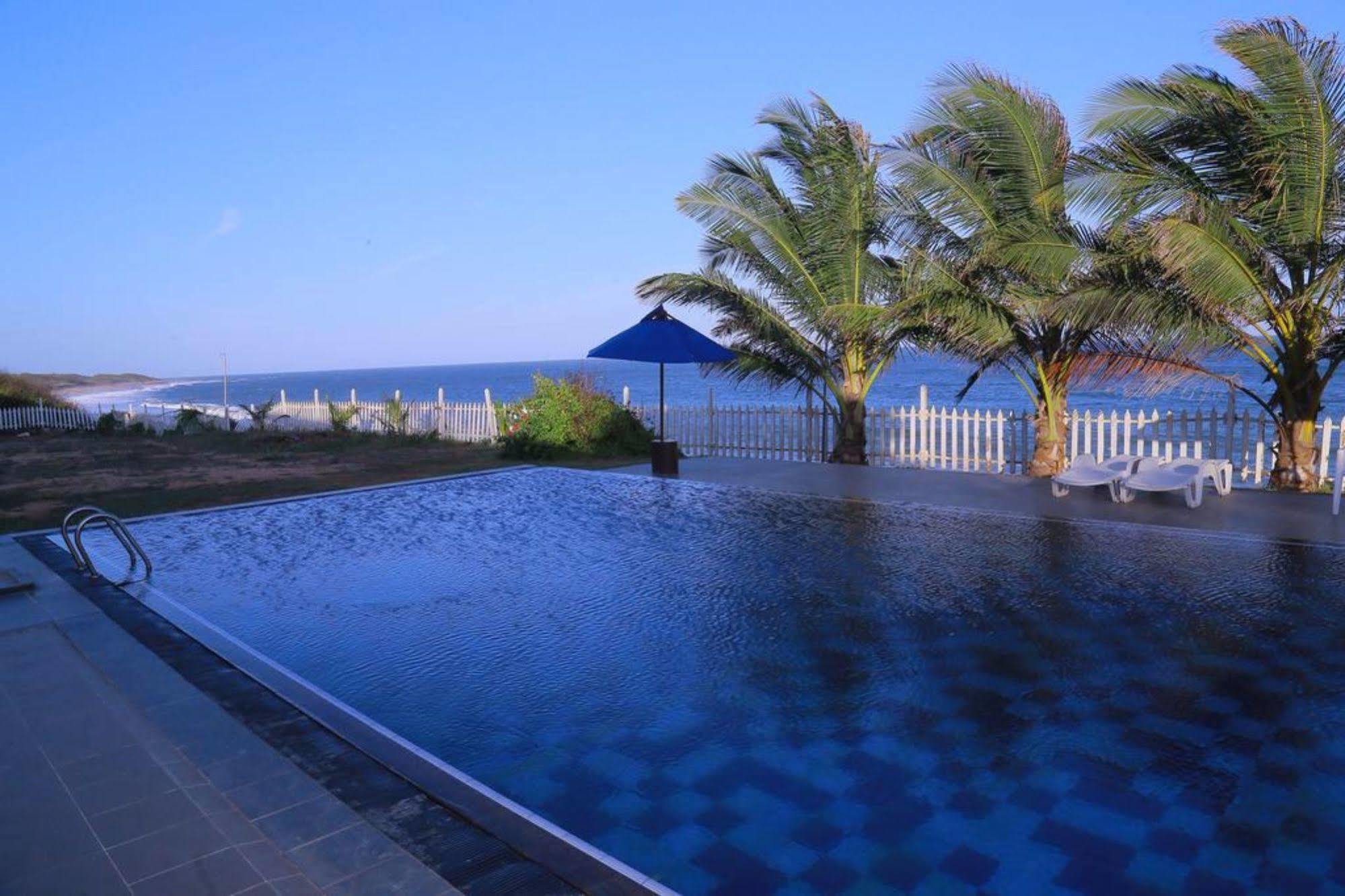 Peacock Beach Hotel Hambantota Bagian luar foto