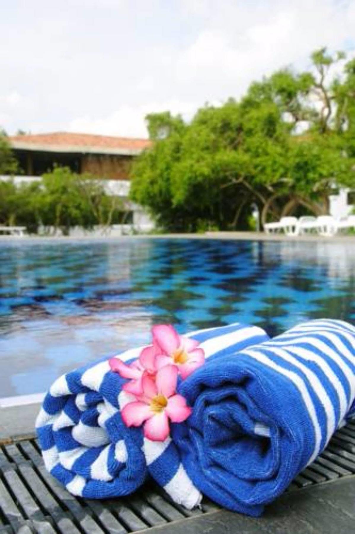 Peacock Beach Hotel Hambantota Bagian luar foto