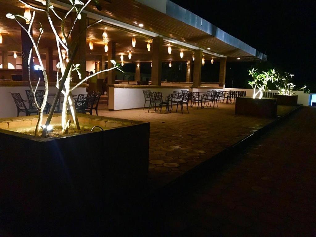 Peacock Beach Hotel Hambantota Bagian luar foto