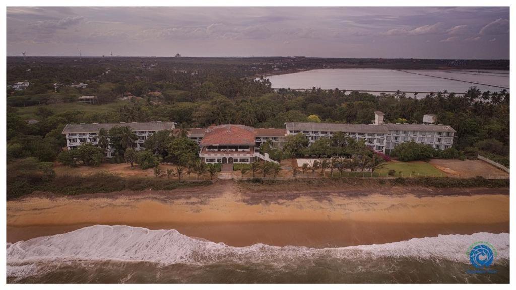 Peacock Beach Hotel Hambantota Bagian luar foto