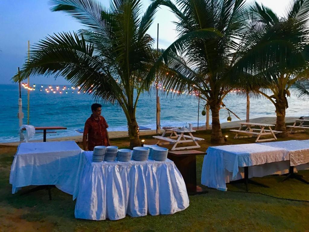 Peacock Beach Hotel Hambantota Bagian luar foto