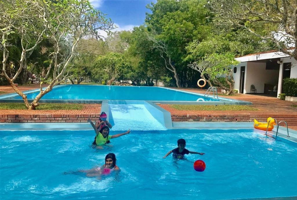 Peacock Beach Hotel Hambantota Bagian luar foto