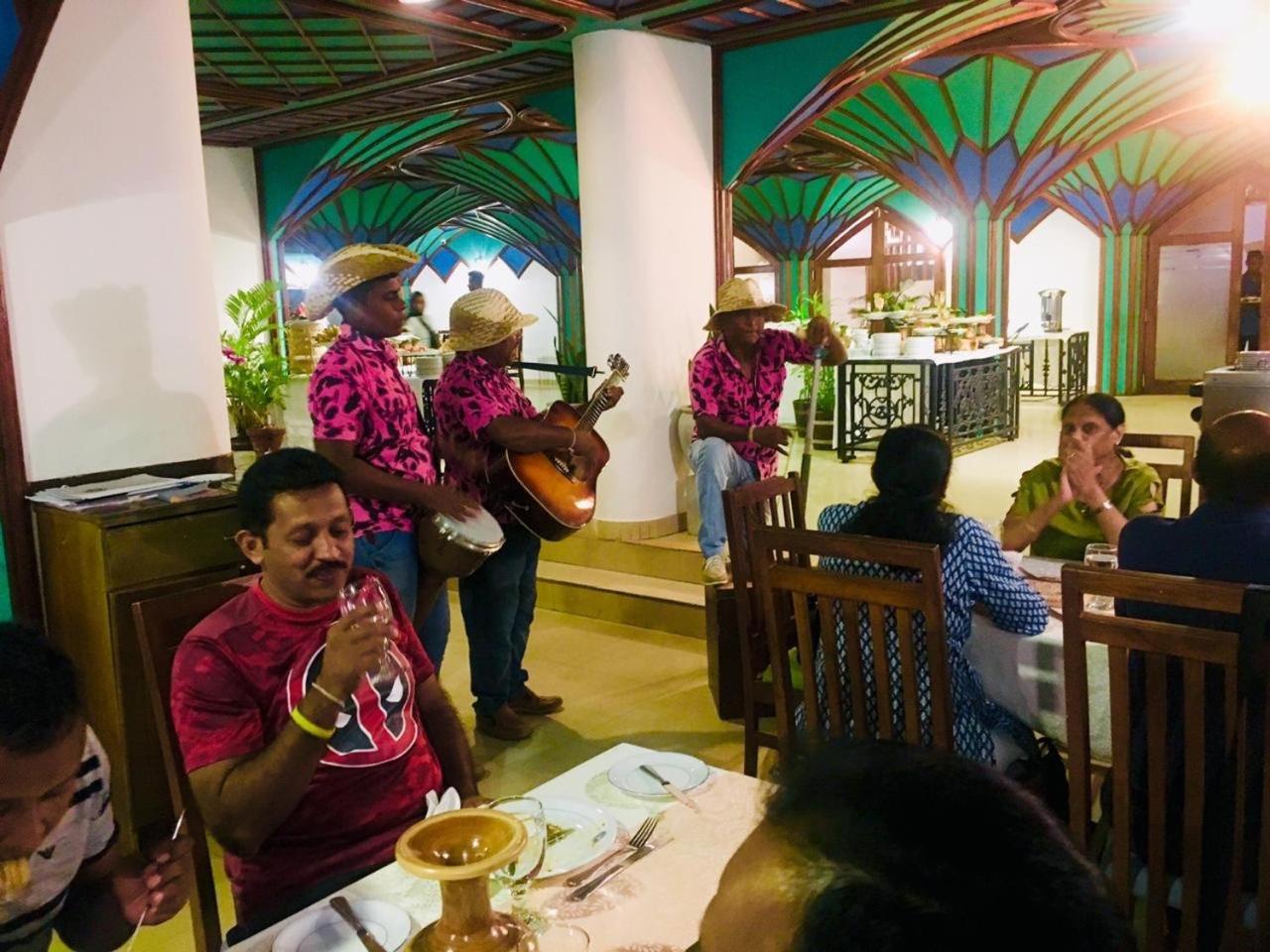 Peacock Beach Hotel Hambantota Bagian luar foto