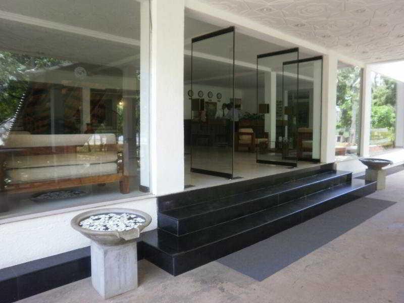 Peacock Beach Hotel Hambantota Bagian luar foto